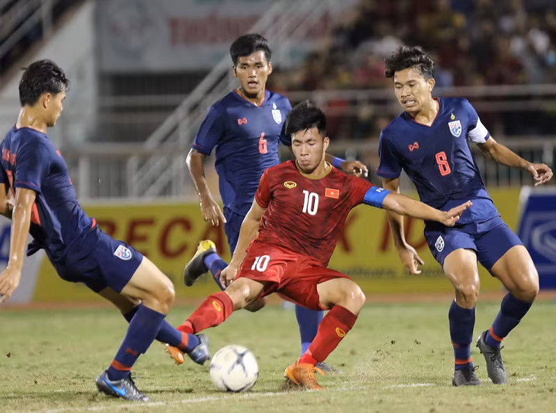 Trang goal.com năm 2020 đã bình chọn Huỳnh Công Đến (mang áo số 8) là một trong 4 tài năng trẻ triển vọng nhất của bóng đá Việt Nam.