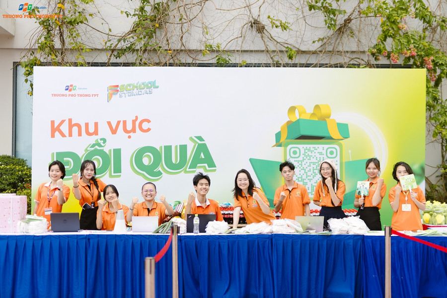 Nhiều quà tặng hấp dẫn được trao đến các bạn học sinh. Nhiều quà tặng hấp dẫn được trao đến các bạn học sinh.