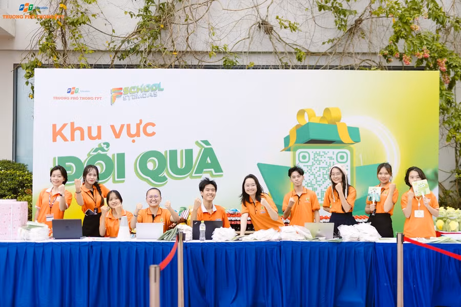 Nhiều quà tặng hấp dẫn được trao đến các bạn học sinh.