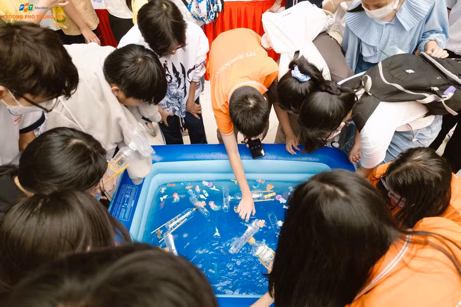 Học sinh của Trường THPT FPT Cần Thơ trực tiếp tham gia hỗ trợ cùng thầy cô tại các trạm.