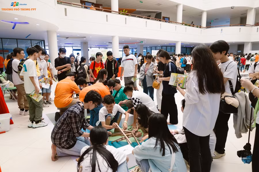 Học sinh hứng thú với trạm cây cầu Leonardo Davinci.