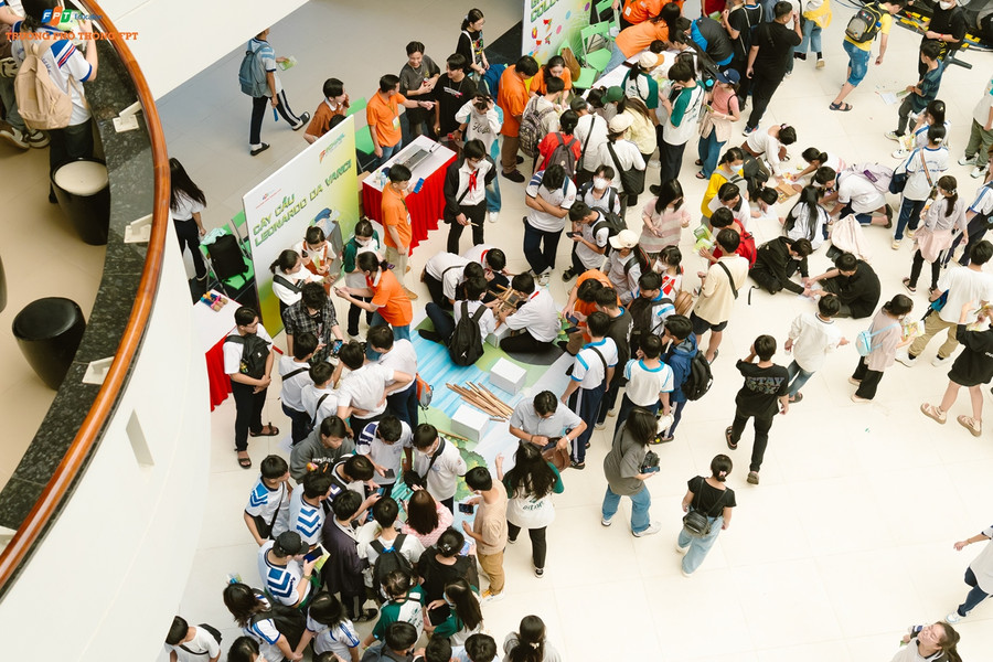 Ngày hội thu hút nhiều học sinh THCS đến tham quan trải nghiệm. Ngày hội thu hút nhiều học sinh THCS đến tham quan trải nghiệm.