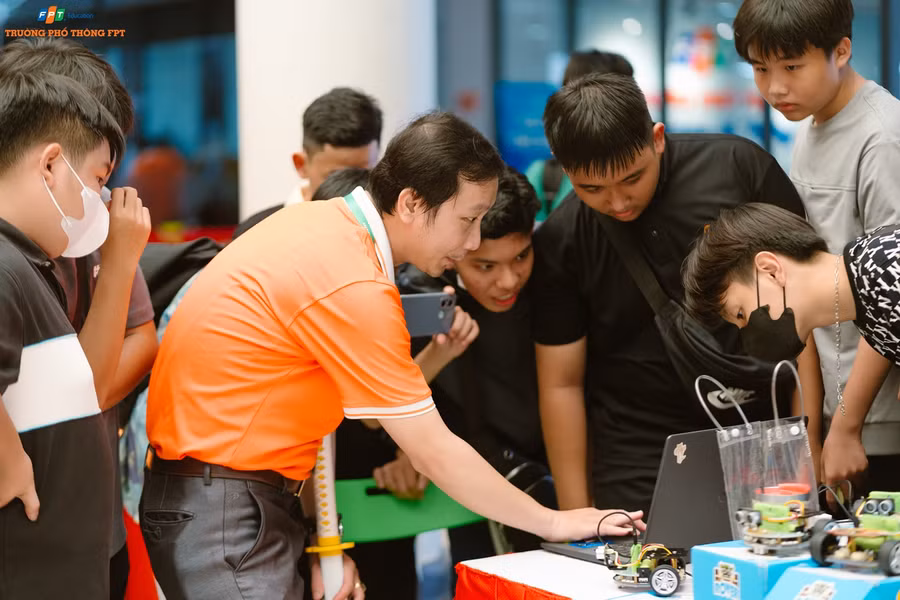 Khu trải nghiệm công nghệ độc đáo níu chân học sinh tham quan.
