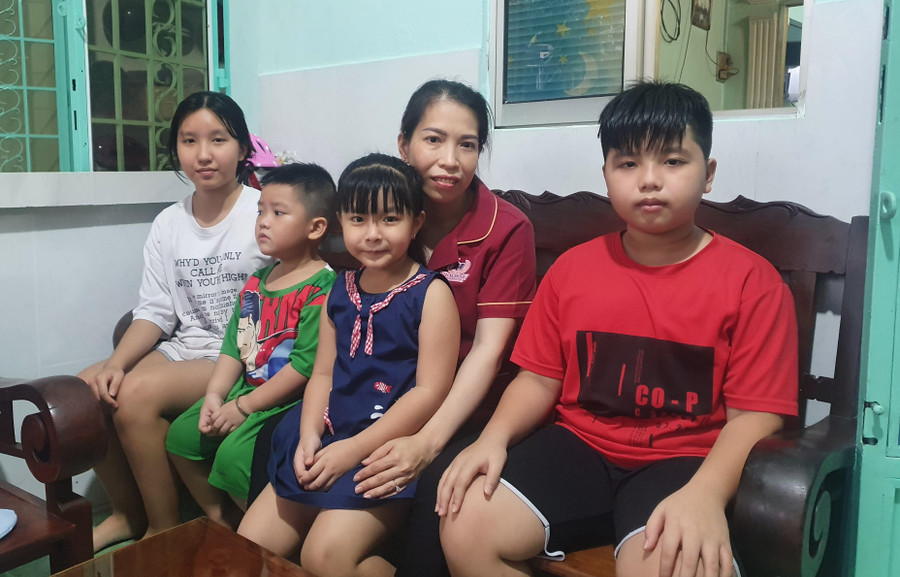 Dù còn nhỏ tuổi nhưng 4 người con của chị Linh rất ngoan ngoãn, lễ phép và thương mẹ. Dù còn nhỏ tuổi nhưng 4 người con của chị Linh rất ngoan ngoãn, lễ phép và thương mẹ.