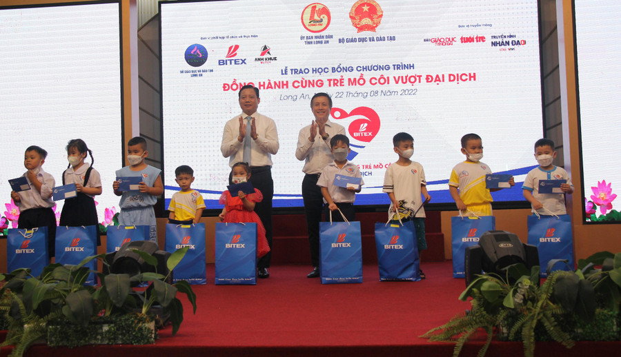 Ông Phạm Tấn Hoà, Phó Chủ tịch UBND tỉnh Long An và ông Nguyễn Xuân Dũng, Chủ tịch Hội đồng quản trị Tập đoàn BITEX GROUP tặng học bổng cho học sinh mồ côi cha, mẹ vì dịch bệnh Covid-19. Ông Phạm Tấn Hoà, Phó Chủ tịch UBND tỉnh Long An và ông Nguyễn Xuân Dũng, Chủ tịch Hội đồng quản trị Tập đoàn BITEX GROUP tặng học bổng cho học sinh mồ côi cha, mẹ vì dịch bệnh Covid-19.