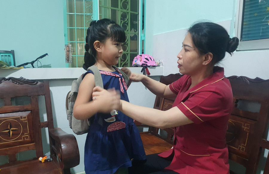 Em Uyên, con gái thứ ba của chị Linh năm nay bước vào lớp 1. Em Uyên, con gái thứ ba của chị Linh năm nay bước vào lớp 1.