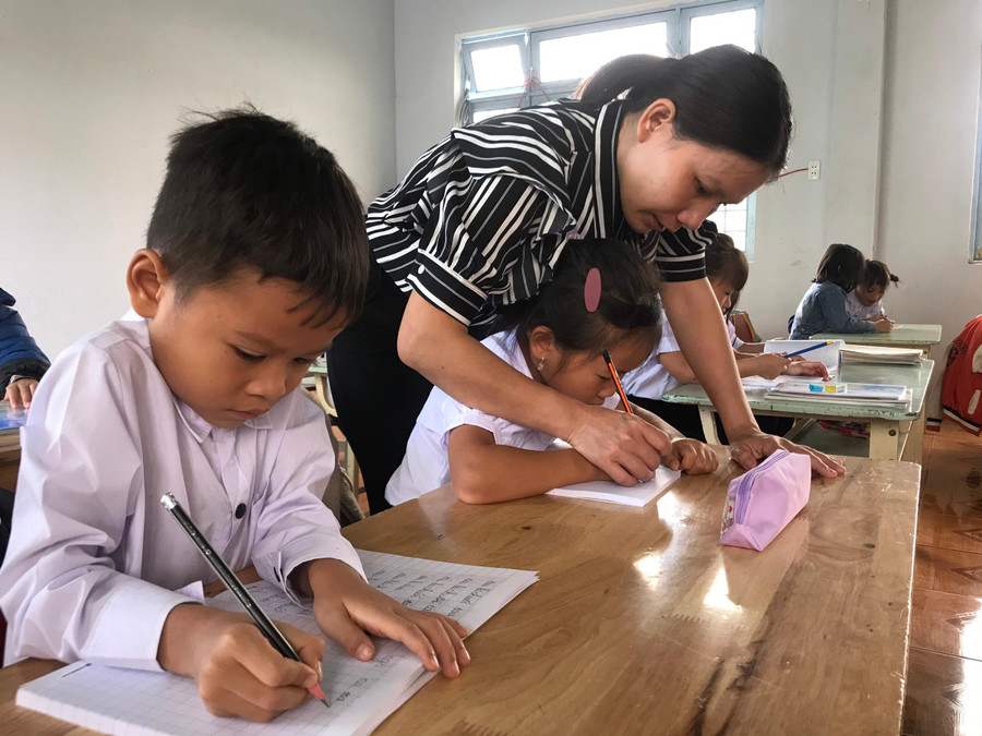 Cô Nguyễn Thị Mỹ Liên hướng dẫn lại cho học sinh cách cầm bút, phấn viết bảng. Cô Nguyễn Thị Mỹ Liên hướng dẫn lại cho học sinh cách cầm bút, phấn viết bảng.