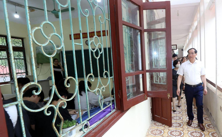 Lãnh đạo tỉnh cùng đoàn kiểm tra tỉnh Lạng Sơn đến điểm thi kiểm tra công tác coi thi. Ảnh: NVCC