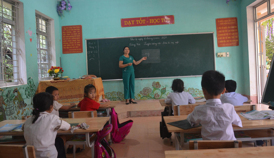 Buổi học của cô và trò Trường Tiểu học xã Đồng Thắng. Ảnh: Ngô Chuyên