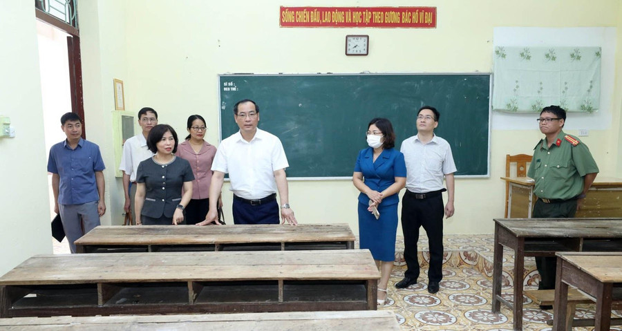 Lãnh đạo tỉnh tham gia kiểm tra cơ sở vật chất chuẩn bị cho Kỳ thi tốt nghiệp THPT năm 2022. Ảnh: NVCC