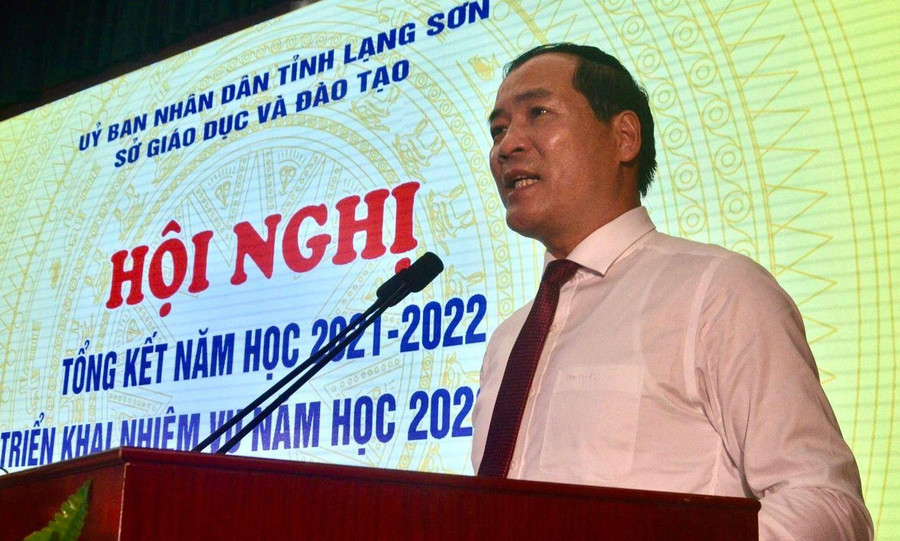 Ông Dương Xuân Huyên phát biểu tại Hội nghị tổng kết năm học 2021 - 2022 và triển khai năm học 2022 - 2023. Ảnh: Ngô Chuyên