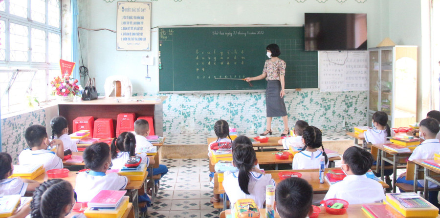 Giáo viên Trường Tiểu học Kim Đồng ôn tập lại bảng chữ cái, số thứ tự để học sinh tự tin bước vào lớp 1. Giáo viên Trường Tiểu học Kim Đồng ôn tập lại bảng chữ cái, số thứ tự để học sinh tự tin bước vào lớp 1.