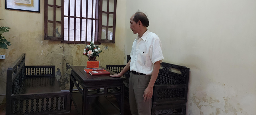 Bên bộ trường kỷ Bác Hồ ngồi làm việc năm xưa, ông Công Ngọc Dũng xúc động kể chuyện về Bác. Ảnh: Bình Thanh Bên bộ trường kỷ Bác Hồ ngồi làm việc năm xưa, ông Công Ngọc Dũng xúc động kể chuyện về Bác. Ảnh: Bình Thanh