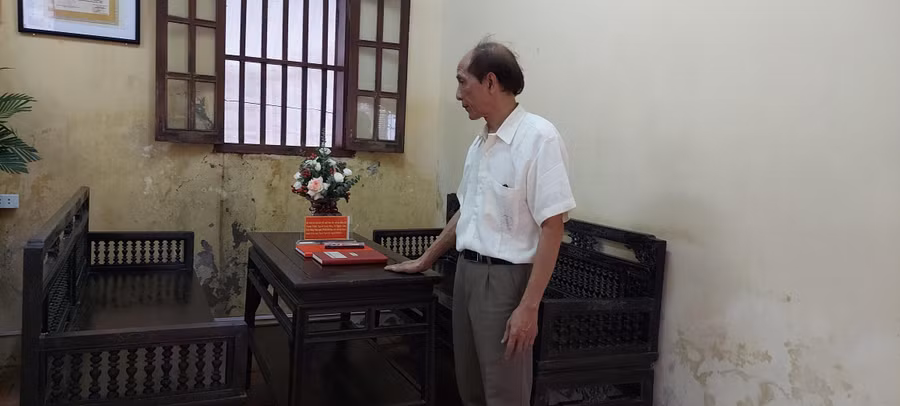 Bên bộ trường kỷ Bác Hồ ngồi làm việc năm xưa, ông Công Ngọc Dũng xúc động kể chuyện về Bác. Ảnh: Bình Thanh