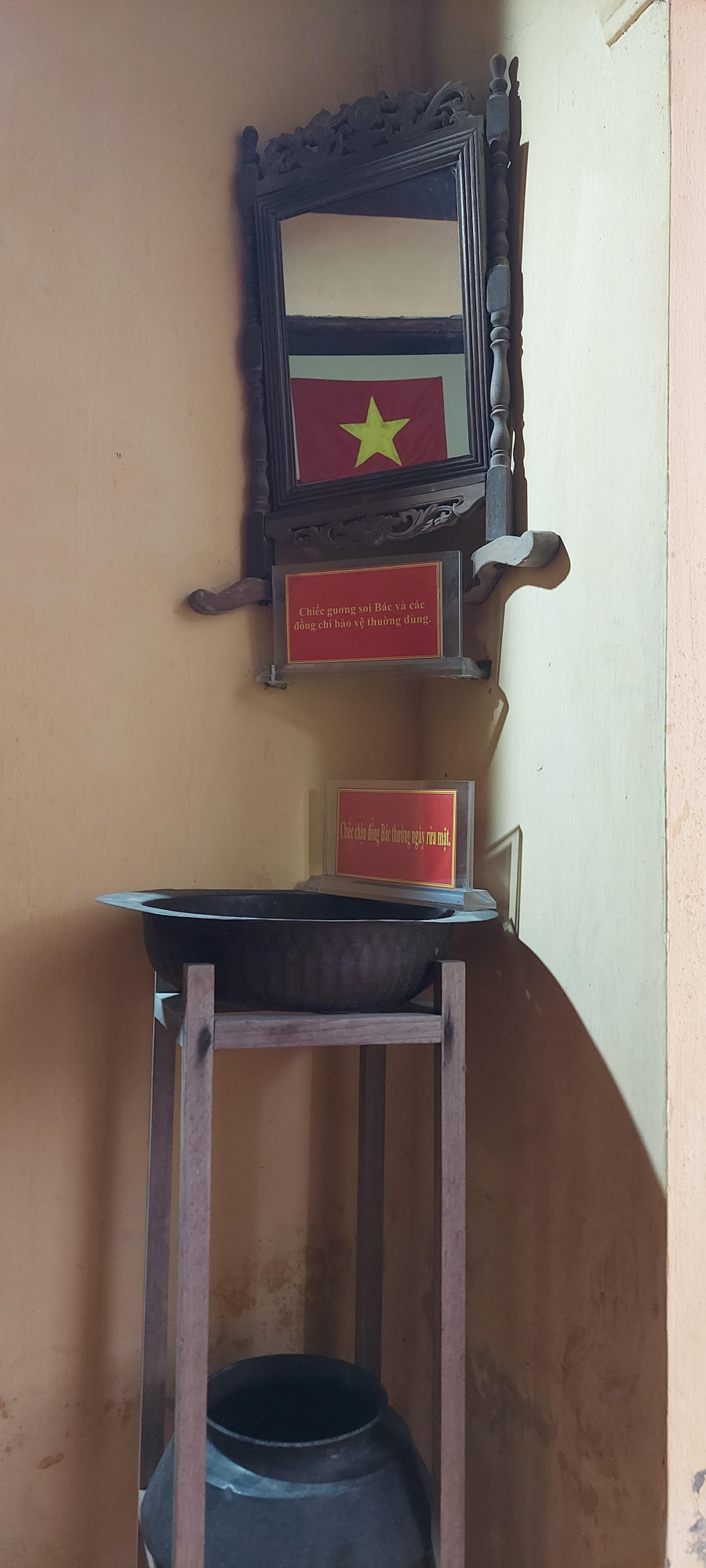 Chiếc gương, cái chậu, Bác Hồ sử dụng trong lần Người về ở và làm việc tại ngôi nhà lưu niệm. Ảnh: Bình Thanh Chiếc gương, cái chậu, Bác Hồ sử dụng trong lần Người về ở và làm việc tại ngôi nhà lưu niệm. Ảnh: Bình Thanh