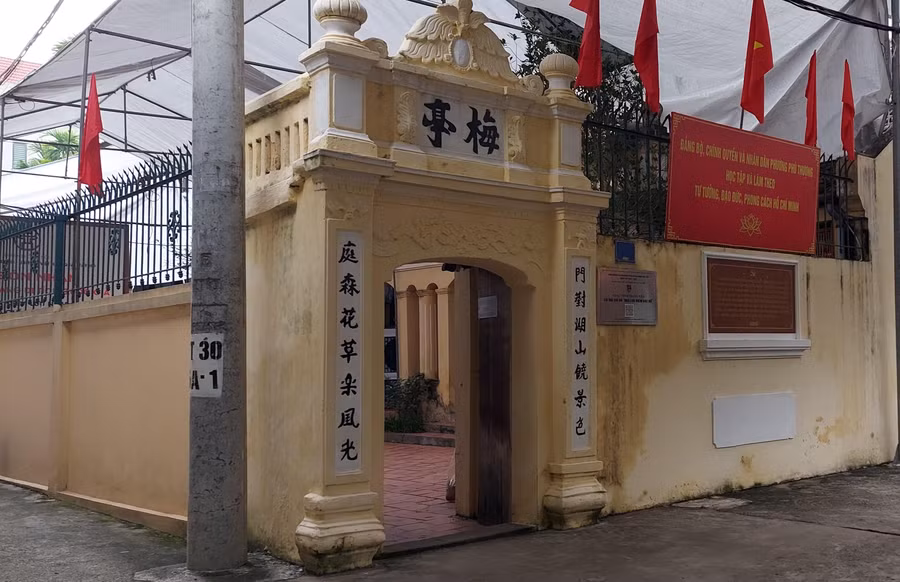 Cổng vào ngôi nhà lưu niệm Bác Hồ về ở và làm việc ở số 6 ngõ 319 phố An Dương Vương, quận Tây Hồ, TP Hà Nội. Ảnh: Bình Thanh