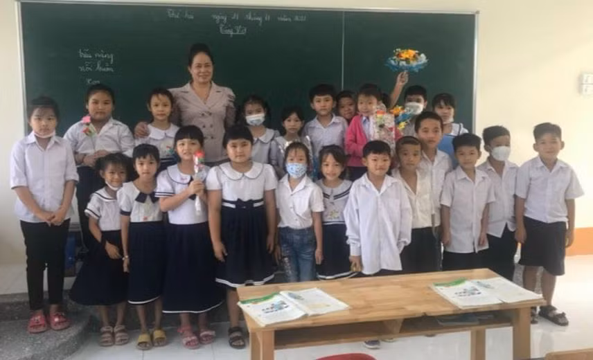 Cô Châu Thanh Tuyền và các học trò của mình. Ảnh: NVCC