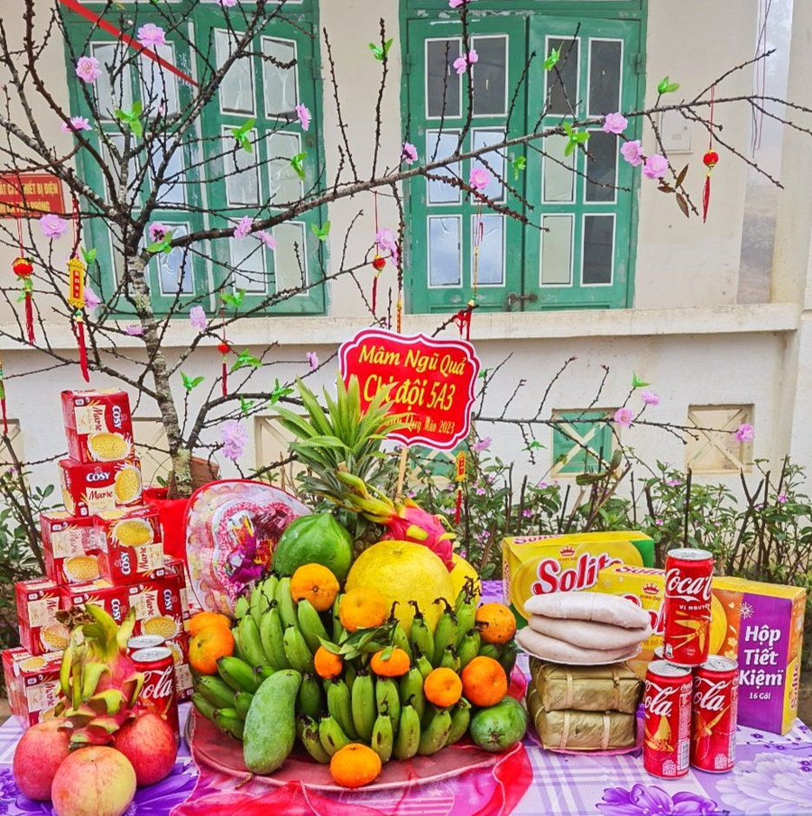 Mâm ngũ quả được học sinh điểm Nậm Ty, Trường Tiểu học Hua Thanh (huyện Điện Biên) bài trí đẹp mắt, tạo nên không khí Tết. Ảnh: NTCC
