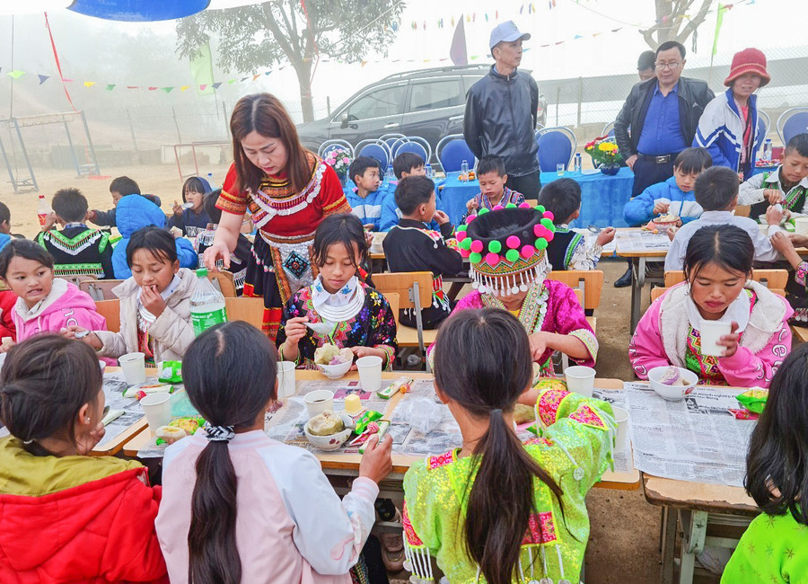Bữa cơm liên hoan ấm cúng của học sinh điểm bản Nậm Ty, Trường Tiểu học Hua Thanh (huyện Điện Biên). Ảnh: NTCC