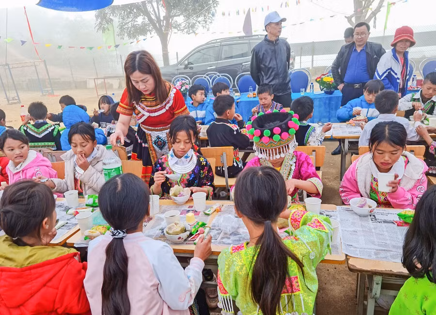 Bữa cơm liên hoan ấm cúng của học sinh điểm bản Nậm Ty, Trường Tiểu học Hua Thanh (huyện Điện Biên). Ảnh: NTCC