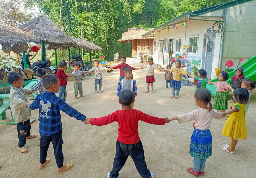 Học sinh Trường Mầm non Ban Mai, xã Sa Dung (huyện Điện Biên Đông) trải nghiệm trò chơi dân gian. Ảnh: NTCC