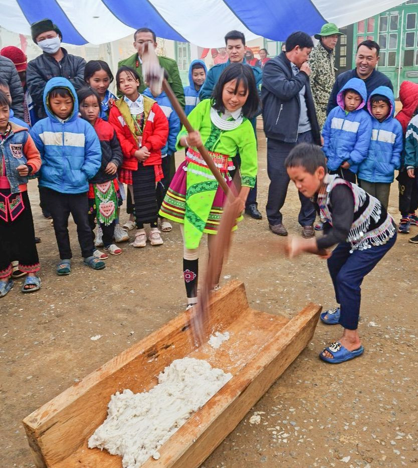 Học sinh điểm bản Nậm Ty, Trường Tiểu học Hua Thanh (huyện Điện Biên) cùng tham gia giã bánh giầy. Ảnh: NTCC