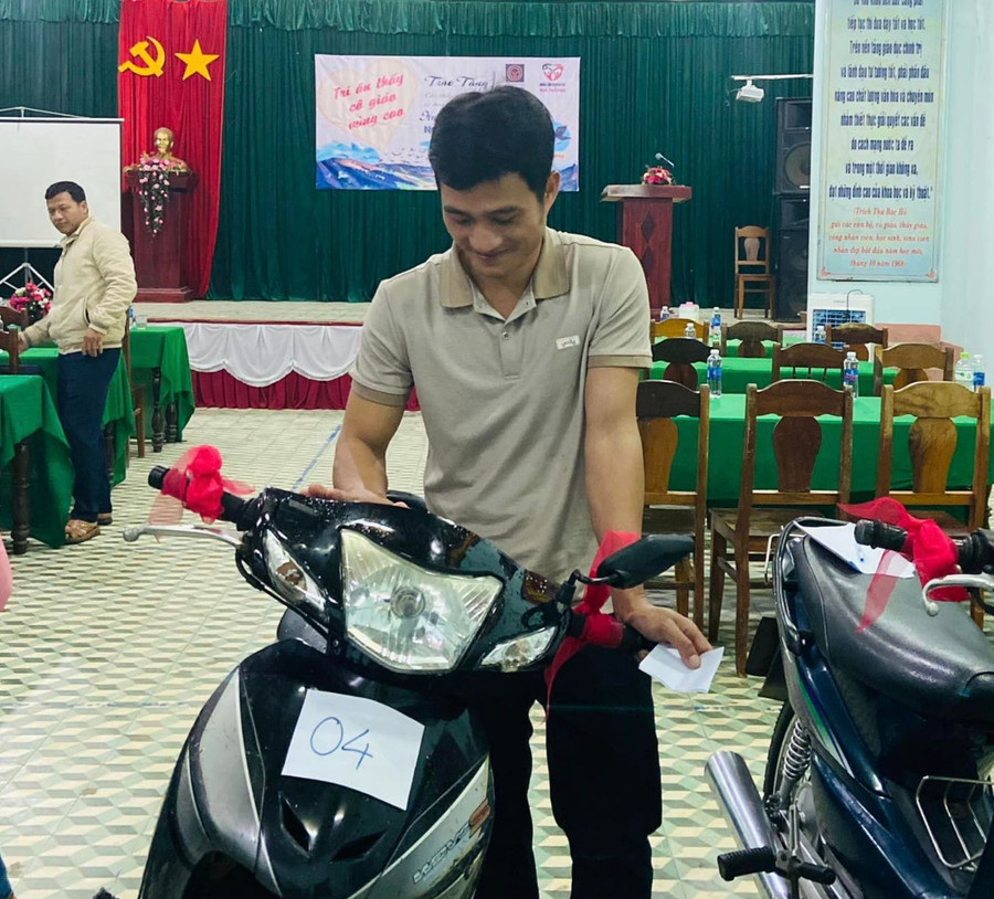 Đường đến trường của giáo viên sẽ bớt khó khăn nhờ những chiếc xe máy được trao tặng từ Chương trình Tri ân nhà giáo vùng cao. Ảnh: NVCC