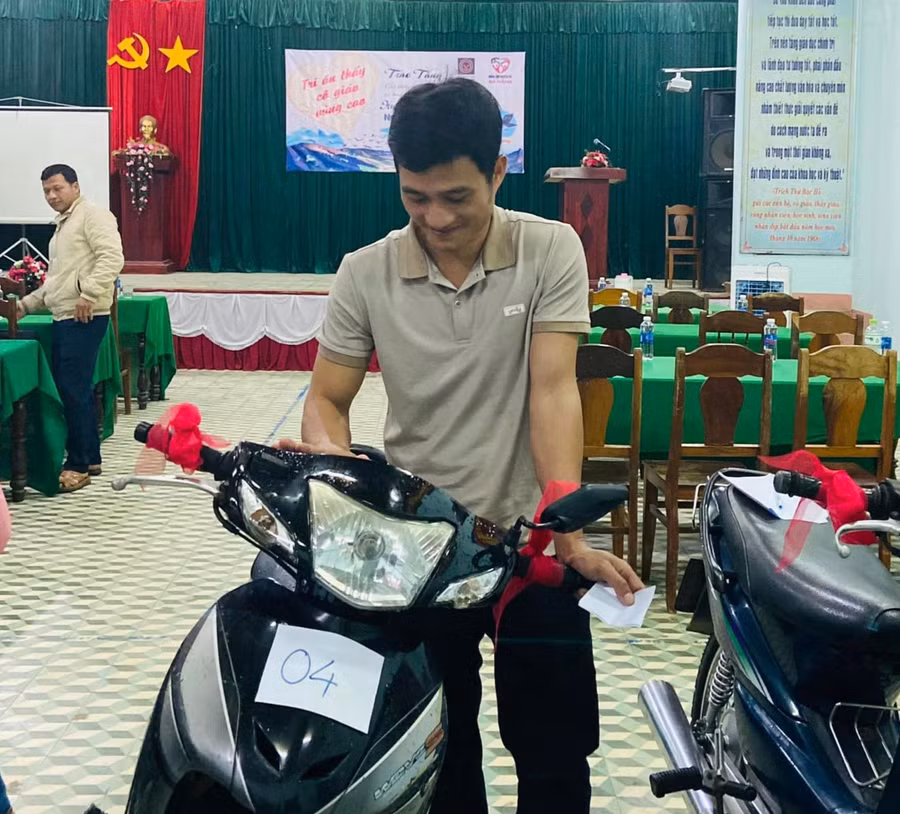 Đường đến trường của giáo viên sẽ bớt khó khăn nhờ những chiếc xe máy được trao tặng từ Chương trình Tri ân nhà giáo vùng cao. Ảnh: NVCC