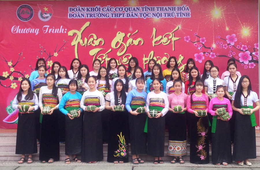 Học sinh Trường THPT Dân tộc Nội trú Thanh Hóa nhận bánh chưng Tết của nhà trường. Ảnh: NTCC