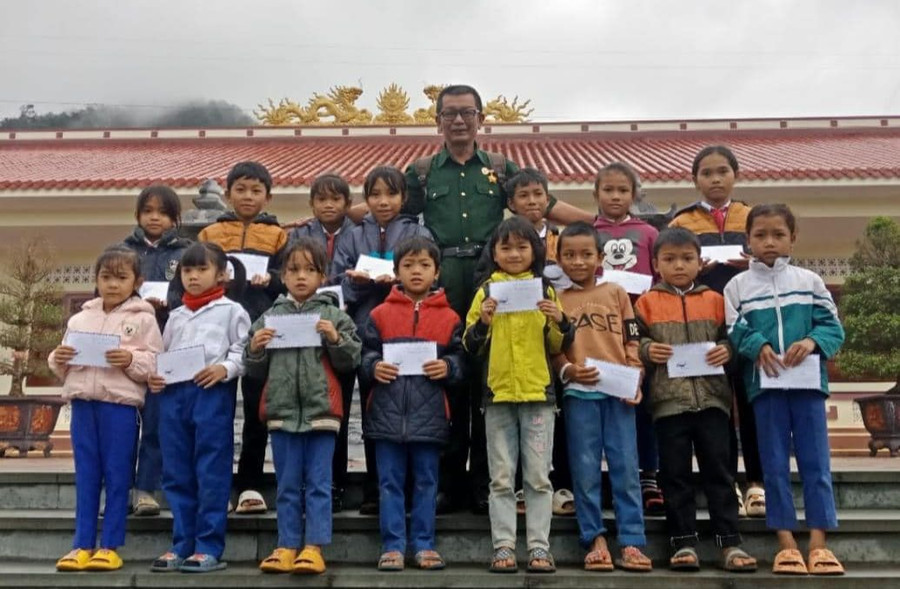 Thầy giáo Nguyễn Ngọc Hiển (cán bộ Phòng GD&amp;ĐT huyện Hướng Hóa, Quảng Trị) kết nối các nhà hảo tâm để tặng quà cho học sinh. Ảnh: NVCC