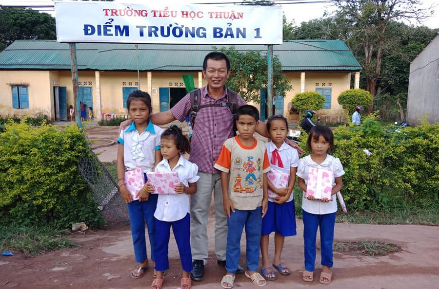 Thầy Nguyễn Ngọc Hiển (cán bộ Phòng GD&amp;ĐT huyện Hướng Hóa, Quảng Trị) đến với học sinh ở những điểm trường khó khăn nhất. Ảnh: NVCC