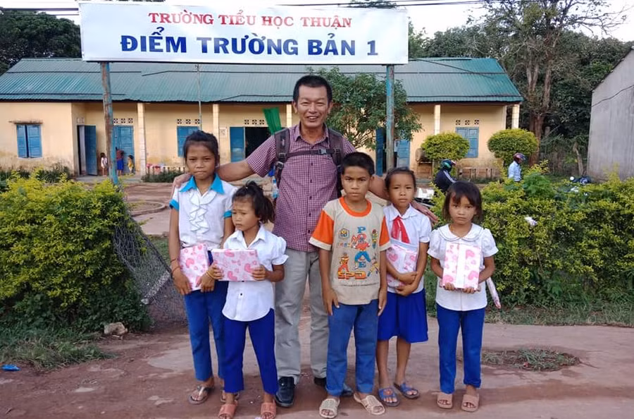 Thầy Nguyễn Ngọc Hiển (cán bộ Phòng GD&ĐT huyện Hướng Hóa, Quảng Trị) đến với học sinh ở những điểm trường khó khăn nhất. Ảnh: NVCC Thầy Nguyễn Ngọc Hiển (cán bộ Phòng GD&ĐT huyện Hướng Hóa, Quảng Trị) đến với học sinh ở những điểm trường khó khăn nhất. Ảnh: NVCC