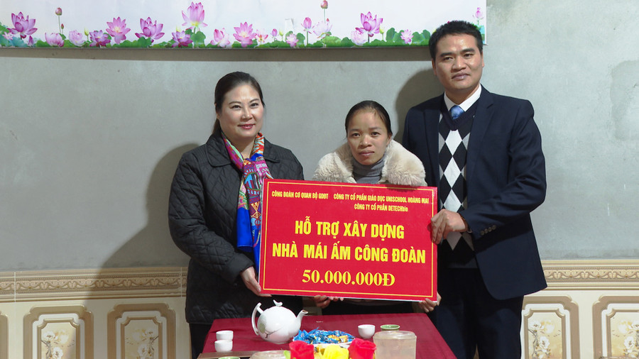 Gia đình cô Nông Thị Huế (giữa) nhận hỗ trợ xây dựng nhà “Mái ấm Công đoàn” năm 2022 từ Công đoàn cơ quan Bộ GD&amp;ĐT. Ảnh: Lan Anh