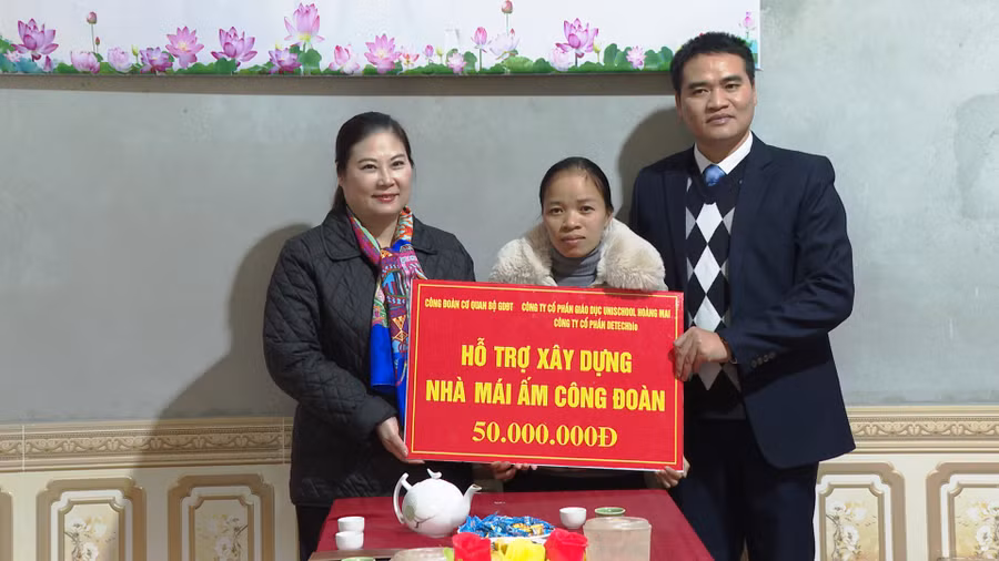 Gia đình cô Nông Thị Huế (giữa) nhận hỗ trợ xây dựng nhà “Mái ấm Công đoàn” năm 2022 từ Công đoàn cơ quan Bộ GD&amp;ĐT. Ảnh: Lan Anh