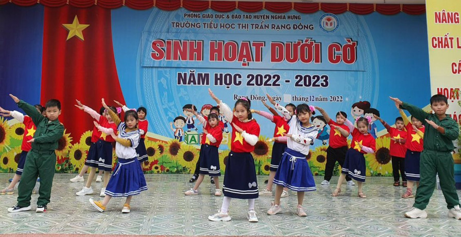 Sinh hoạt dưới cờ của Trường Tiểu học thị trấn Rạng Đông (Nghĩa Hưng, Nam Định) giúp học sinh trải nghiệm đáng nhớ về văn hóa Tết cổ truyền. Ảnh: NTCC Sinh hoạt dưới cờ của Trường Tiểu học thị trấn Rạng Đông (Nghĩa Hưng, Nam Định) giúp học sinh trải nghiệm đáng nhớ về văn hóa Tết cổ truyền. Ảnh: NTCC