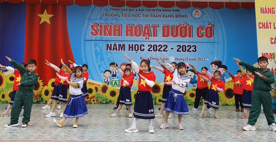 Sinh hoạt dưới cờ của Trường Tiểu học thị trấn Rạng Đông (Nghĩa Hưng, Nam Định) giúp học sinh trải nghiệm đáng nhớ về văn hóa Tết cổ truyền. Ảnh: NTCC