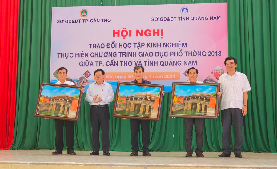 Lãnh đạo Sở GD&ĐT TP Cần Thơ và lãnh đạo Sở GD&ĐT tỉnh Quảng Nam trao quà lưu niệm tại hội nghị.