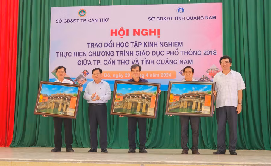 Lãnh đạo Sở GD&ĐT TP Cần Thơ và lãnh đạo Sở GD&ĐT tỉnh Quảng Nam trao quà lưu niệm tại hội nghị.