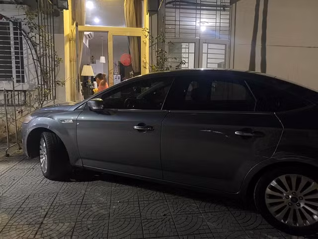 Chiếc xe ô tô của một cán bộ Sở Nội vụ tỉnh Thừa Thiên - Huế đậu chắn ngang cửa ra vào căn hộ của người dân.