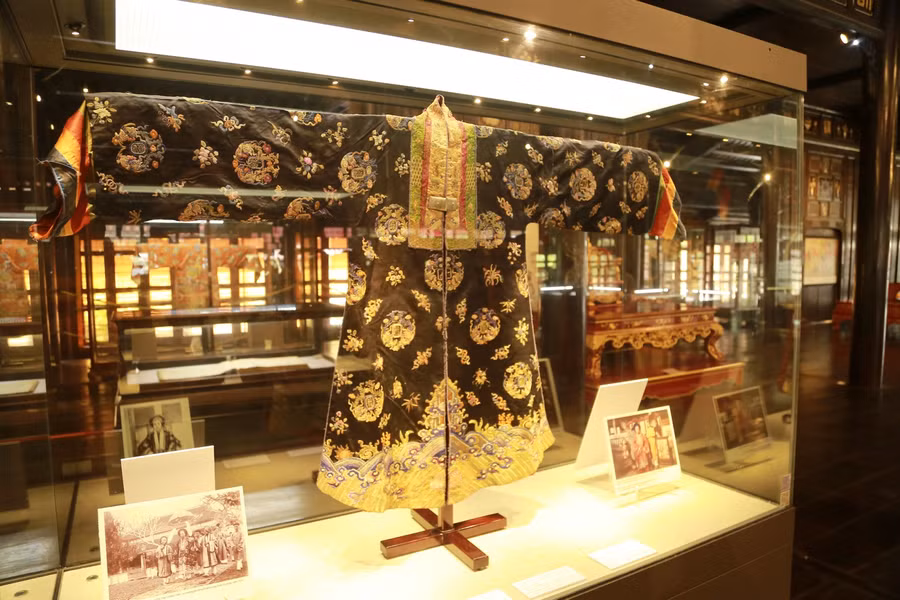 Áo Nhật bình cung tần triều Nguyễn, loại áo có cổ xẻ ở chính giữa, cổ áo to bản tạo thành hình chữ nhật trang trí trước ngực.