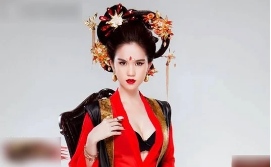 Ngọc Trinh quắc mắt nanh ác hóa thân thành Võ Tắc Thiên