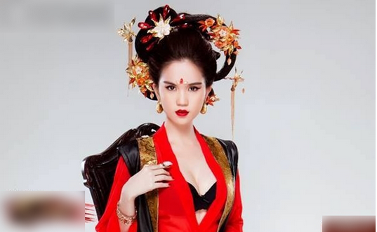 Ngọc Trinh quắc mắt nanh ác hóa thân thành Võ Tắc Thiên