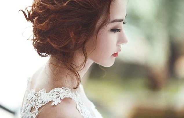 Ngân Khánh bất ngờ tung bộ ảnh thời trang với váy cưới