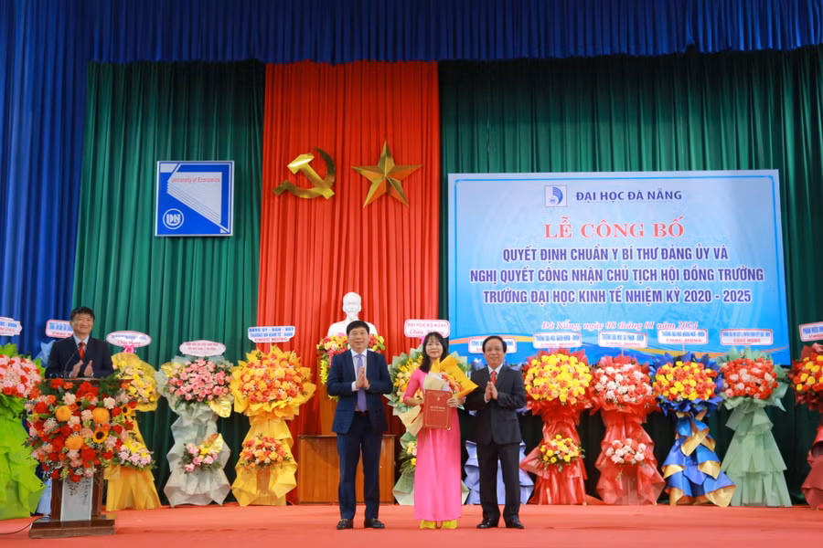 Đại diện Ban Giám đốc ĐH Đà Nẵng trao quyết định cho PGS.TS Võ Thị Thúy Anh. 