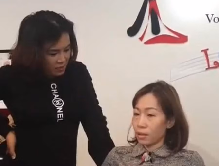 Bà T. (áo đen) sau khi to tiếng đã tát bà H. ngay trong cuộc họp tại trung tâm Mun Art (Ảnh cắt từ clip)