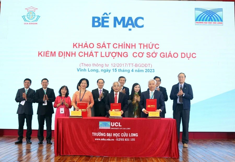 Ký kết biên bản hoàn thành khảo sát cơ sở giáo dục.