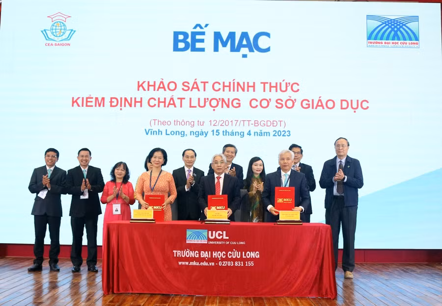 Ký kết biên bản hoàn thành khảo sát cơ sở giáo dục.