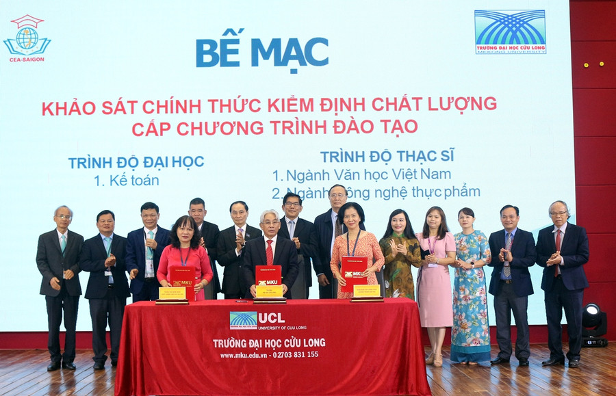 Ký kết biên bản hoàn thành đợt khảo sát cấp chương trình đào tạo tại Trường ĐH Cửu Long. Ký kết biên bản hoàn thành đợt khảo sát cấp chương trình đào tạo tại Trường ĐH Cửu Long.