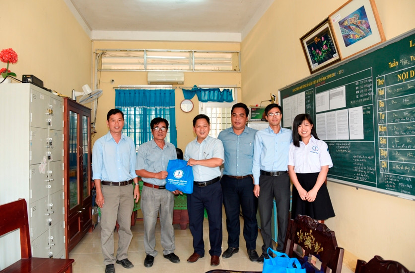 Trường ĐH Đồng Tháp tặng dung dịch sát khuẩn tay cho các đơn vị, trường học.