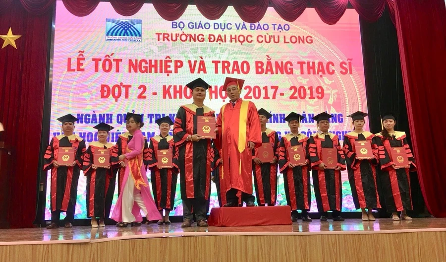 Trường ĐH Cửu Long trao bằng cho 74 tân thạc sĩ